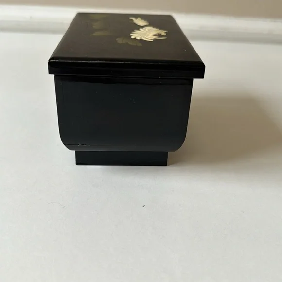 Black Japanese floral pattern lacquer musical jewelry box - Picture 4 of 10